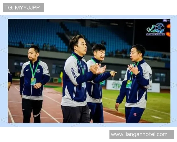 足球天骄的传奇之路：从草根到巅峰的奋斗与荣耀